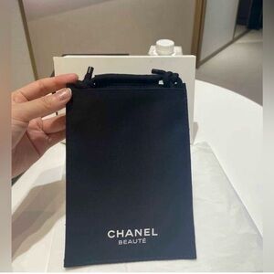 CHANEL Beauty La Collection Passport Holder/Smartphone Case
